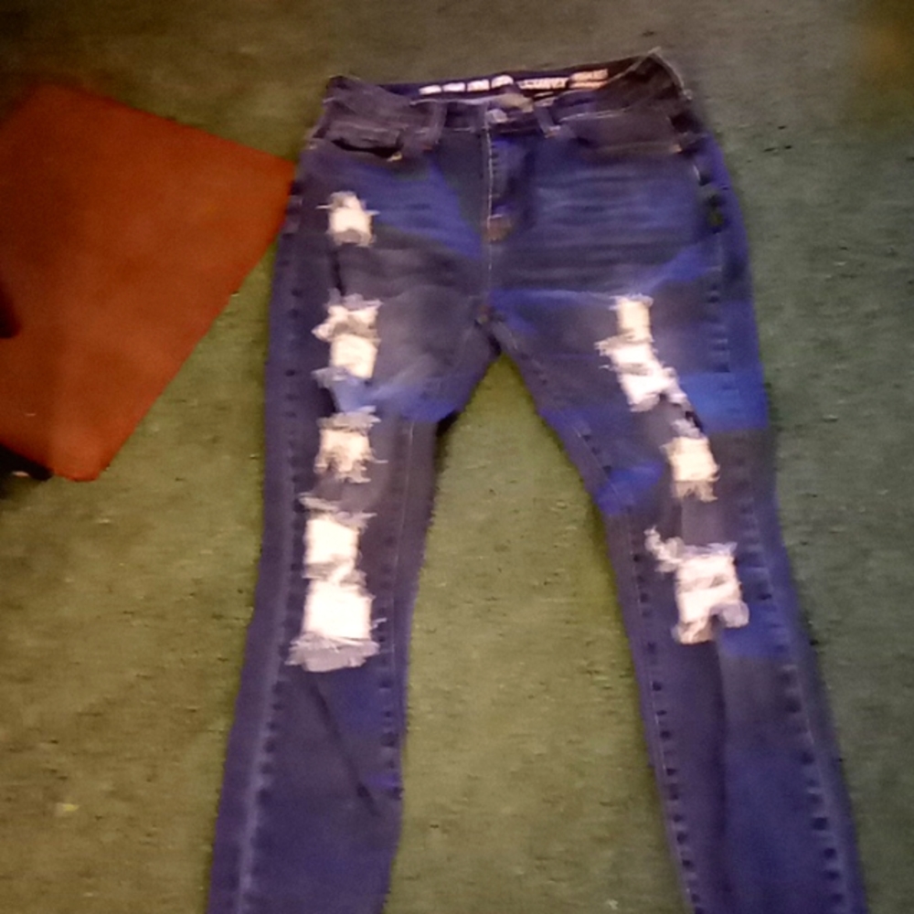 Distressed high rise, skinny  leg jeans , curvy at hips!